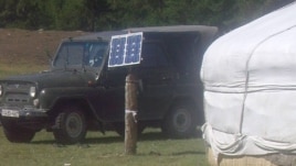 Солнечная батарея, установленная рядом с юртой на летнем пастбище в Монголии. Июль 2012 года. Фото из социальной сети Facebook.