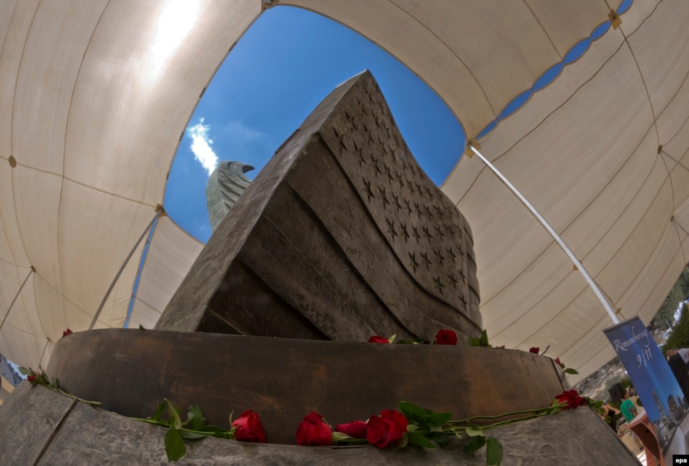 Një skulpturë e flamurit amerikan qëndron në memorialin për 11 shtatorin në Motza, Izrael, në perëndim të Jerusalemit. Emrat e viktimave, përfshirë edhe pesë qytetarë izraelitë, janë të shkruar në pllakën përkujtimore të memorialit.