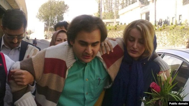 Activist Peyman Aref was lashed before being released from the notorious Evin prison on October 9.