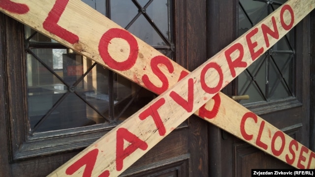 Daske na vratima muzeja u Sarajevu