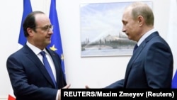 French President Francois Hollande (left) said he will discuss the deal with Russian President Vladimir Putin when the two meet in Armenia on April 24.