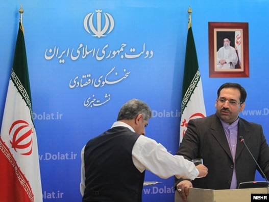 شمس‌الدین حسینی (راست)، وزیر اقتصاد دولت محمود احمدی‌نژاد