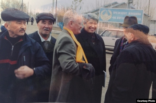 Qazaqstan prezidenti saylauı nauqanı kezinde el aralap jürgen belsendiler. Oñ jaqtan birinşi twrğan - Maqswt Qaliev, sol jaqtan üşinşi twrğan - Petr Svoik. Pavlodar, 2005 jıl.