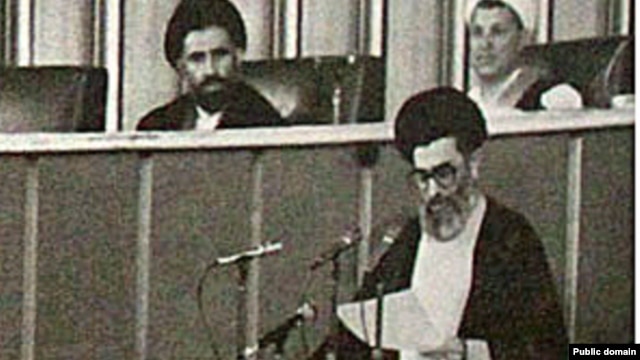 حجت‌الاسلام  خامنه‌ای رئیس جمهوری وقت در حال قرائت وصیت‌نامه آیت‌‌الله خمینی. عکس از وبسایت هاشمی رفسنجانی.
