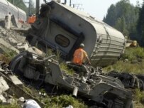 Rescue workers at the site of the Neva express train explosion (ITAR-TASS)