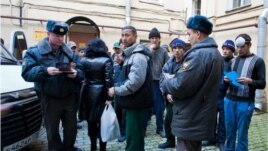 Poliţia rusă verifică actele unor migranţi tadjici