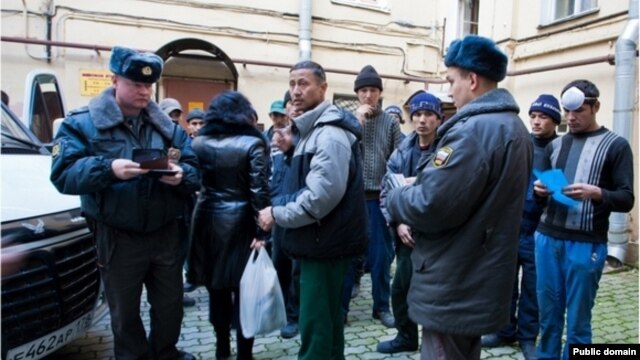 Poliţia rusă verifică actele unor migranţi tadjici
