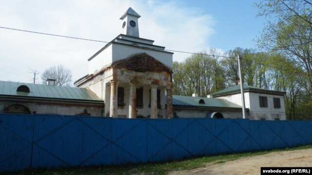 Парадны ўваход па-ранейшаму далёкі ад параднасьці.