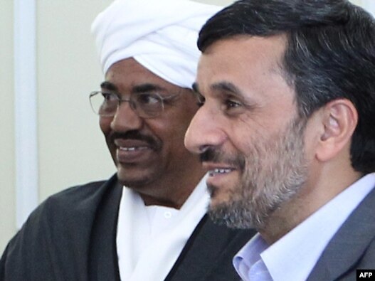 محمود احمدی نژاد در کنار عمر البشیر، رهبر سودان