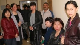 Бұрынғы балабақша ғимараты жатақханаға айналған. Жатақхана тұрғындары сотқа келіп тұр. Алматы, 7 сәуір 2011 жыл.