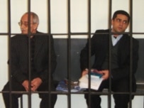 Journalists Rafik Tagi (left) and Samir Sadagatoglu at a Baku court (RFE/RL)