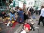 Люди помогают жертвам взрыва на центральном рынке во Владикавказе