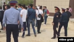 Полицейские у стоящих на центральной площади людей. Актау, 28 апреля 2016 года.