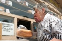 Muscovites buying bread on July 12 (RFE/RL)