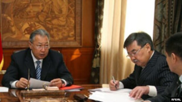 The late Medet Sadyrkulov (center right), the former chief of the Kyrgyz Presidential Office, in a meeting with then-President Kurmanbek Bakiev.