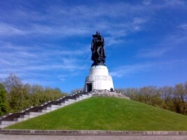 Конечная цель байкеров - памятник Воину-освободителю в берлинском Трептов-парке