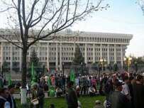 Opposition demonstrators in Bishkek on April 19 (RFE/RL)