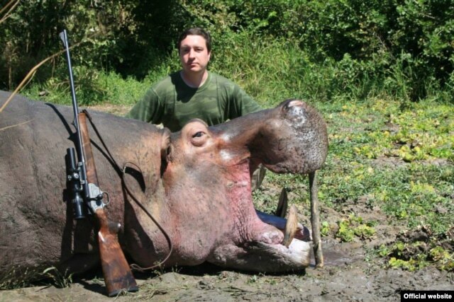 Александр Шилин с убитым бегемотом, фото с сайта opjachtinafrika.nl