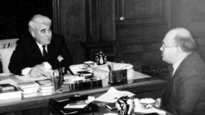 Turkmen President Saparmurat Niyazov (left) being interviewed by RFE/RL correspondent  Zarif Nazar in Ashgabat in 1992 (RFE/RL)