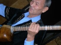 Kazakh Abdigani Zhiyenbay plays during the festival (RFE/RL)