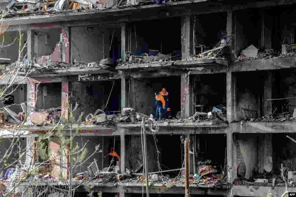 Turkish rescue teams search through the wreckage of a blast-damaged building in Diyarbakir on January 14. Six people died and 39 others were wounded in a car-bomb attack blamed on Kurdish rebels. (AFP/Ilyas Akengin)