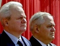 Former Serbian President Milan Milutinovic (right) with Yugoslav President Slobodan Milosevic on the campaign trail in 2000 (AFP)