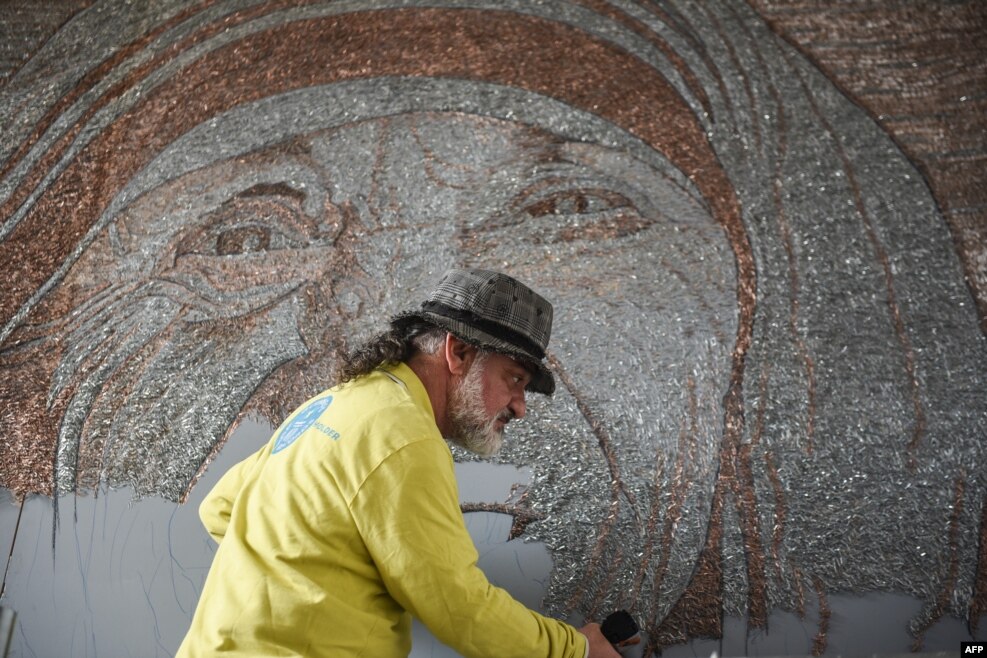 Artisti Saimir Strati po përdorë mbi 1 milion e 500 mijë tela të bardhë dhe ngjyrë kafe për mozaikun e Nënës Terezë.