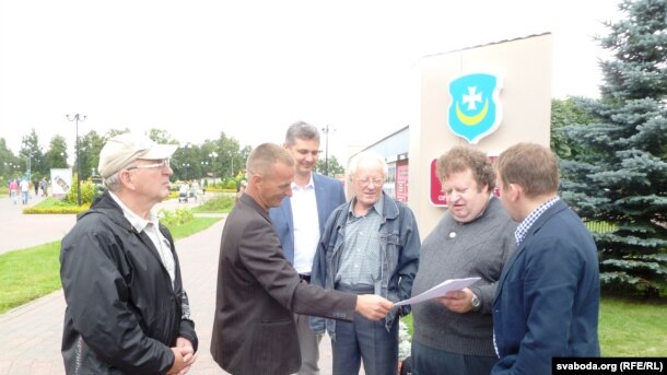 Image: http://gdb.rferl.org/4666B98D-26DC-4611-A62B-B77A595B2D6A_w610_r1_s.jpg Алесь Шутаў — другі справа