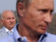 Юрию Лужкову все трудне укрываться в тени федеральной власти
