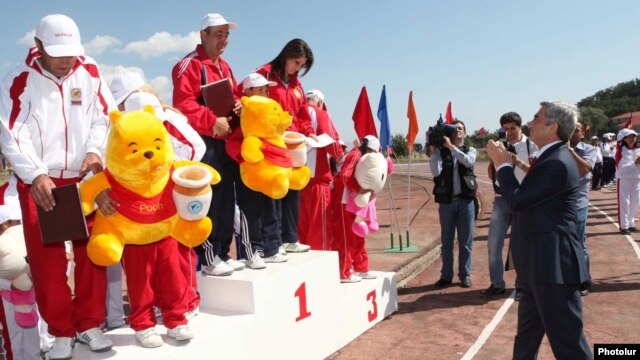 Նախագահ Սերժ Սարգյանը շնորհավորում է 2011-ի լավագույն մարզական ընտանիքներին, արխիվ