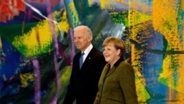 Vicepreședintele american Joe Biden și șefa guvernului german Angela Merkel au avut convorbiri la Berlin înainte de a partiicpa la conferința de securitate de la Berlin, 1 februarie 2013.