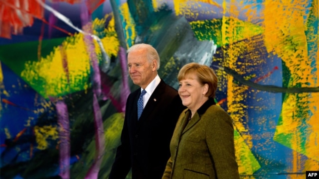 Vicepreședintele american Joe Biden și șefa guvernului german Angela Merkel au avut convorbiri la Berlin înainte de a partiicpa la conferința de securitate de la Berlin, 1 februarie 2013.