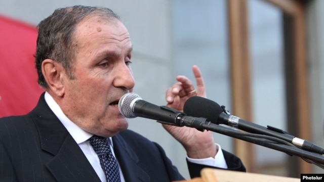 Armenia -- Armenian National Congress leader Levon Ter-Petrossian speaks at anopposition rally in Yerevan, 26Jun2012.