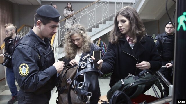 Refworld Freed Pussy Riot Members Visit Russian Women S Prison