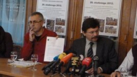 Vilim Ribič pokazuje poruke podrške industrijskih sindikata