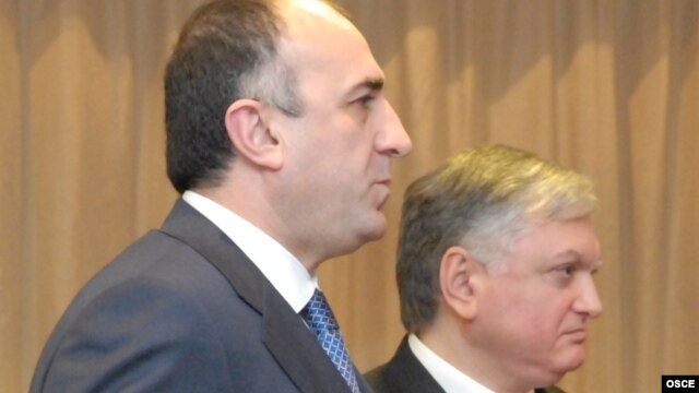 Главы МИД Армении и Азербайджана - Эдвард Налбандян (справа) и Эльмар Мамедъяров