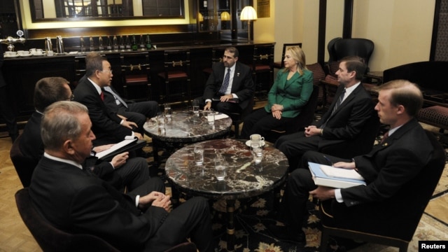 Američka sekretarka Hillary Clinton i generalni sekretar UN-a Ban Ki-Moon (rear L) u Jerusalemu, 21. novembar 2012.