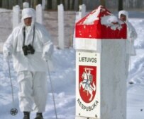 Belarusian guards patrol the border with Lithuania (ITAR-TASS)