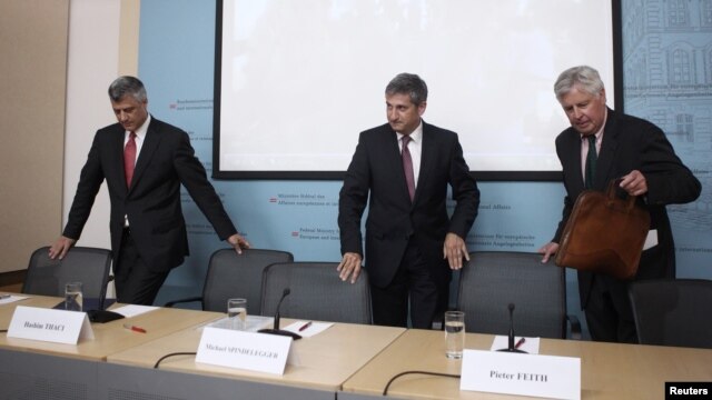 Michael Spindelegger, Hashim Thaci i Pieter Feith, na konferenciji za novinare nakon odluke Međunarodne upravljačke grupe u Beču