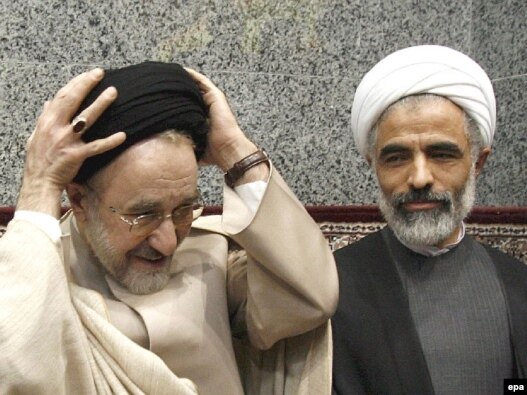 مجید انصاری (سمت راست) در کنار محمد خاتمی، رییس مجمع روحانیون مبارز و رییس جمهور پیشین جمهوری اسلامی
