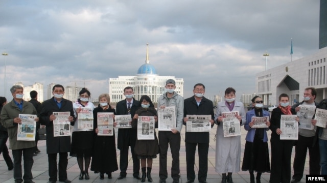 Группа независимых журналистов проводит акцию протеста против усиления цензуры. Астана, 16 октября 2009 года.