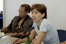 Czech Republic/RFERL - Tadzhigul Begmedova (R), Chairwomen of Bulgaria-based Turkmen Helsinki Foundation and Joyce Davis (L), RFE/RL Assoc. Dir. of Broadcasting, at a roundtable discussion Latest Developments in Turkmenistan, 21Jul2006