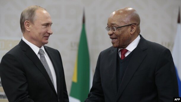 Ресей президенті Владимир Путин (сол жақта) және Оңтүстік Африка Республикасы президенті Джейкоб Зума. Уфа, 8 шілде 2015 жыл.