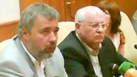 Dmitry Muratov (left) with Mikhail Gorbachev after Anna Politkovskaya's killing