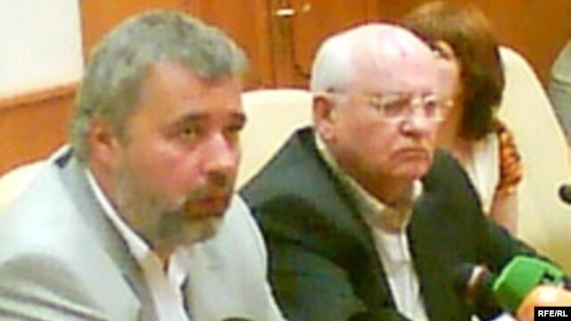 Dmitry Muratov (left) with Mikhail Gorbachev after Anna Politkovskaya's killing