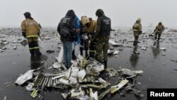 Boeing 737-800 ұшағы апаты орнында жүрген құтқарушылар. Дондағы Ростов, Ресей, 19 наурыз 2016 жыл.