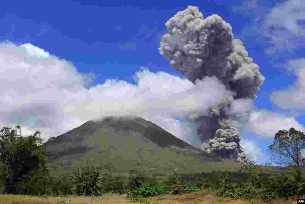 Indonesia's Lokon volcano spews hot smoke 2,000 meters into the air on February 2. (AFP)