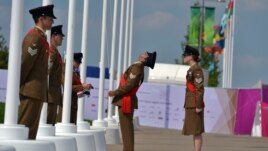 Военные осматривают флаги для церемонии открытия Олимпиады-2012 в Лондоне, 25 июля 2012 года.