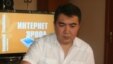 Жаш да болсо тасмалары менен элге дурус таанымал кыргыз кинорежисеру Нурбек Эген “Азаттык” үналгысынын “Интернет эрөөл” түз жыйынында окурмандар менен баарлашып жаткан учур. Бишкек. "Азаттык Медиа" мекемеси. 16.5.2011.
