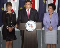 Saakashvili (center) and parliament speaker Nino Burdjandze (right) declaring victory on October 5 (InterPressNews)